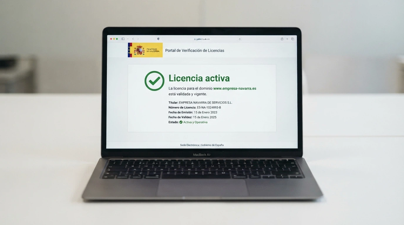 Detalle del sello de la Dirección General de Ordenación del Juego junto al dominio .es en la web de un operador regulado